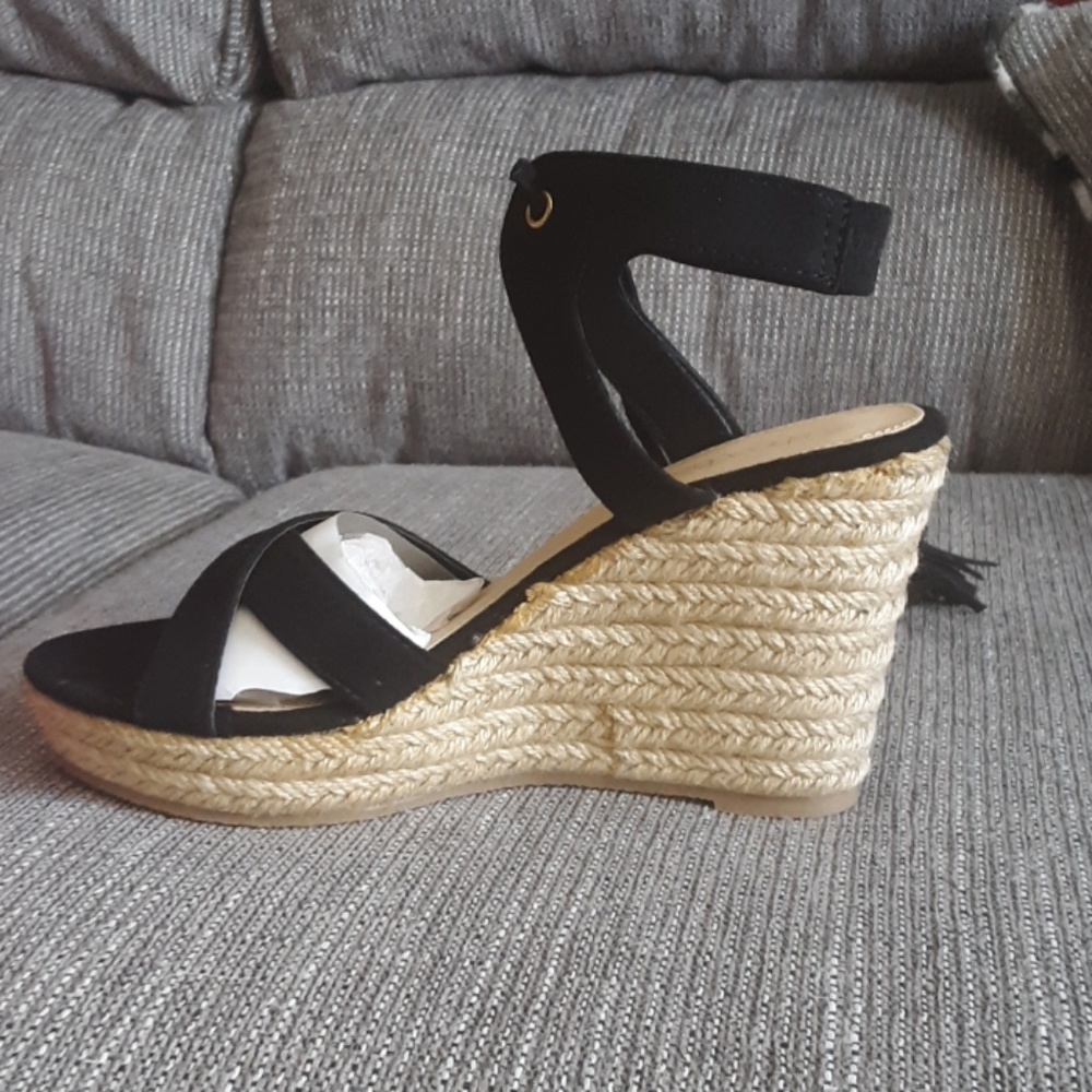 Shoees - Picture 3 of 3